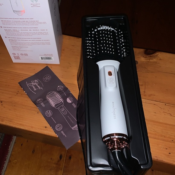 NIB- Hauteness- Premium Blowout Brush- Pearlescent White- Ceramic - Picture 13 of 17